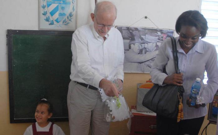 Sr. Anthony Lake director ejeutivo del Fondo de Naciones Unidas para la Infancia, visita el Circulo Infantil Mi Alegre Pelota