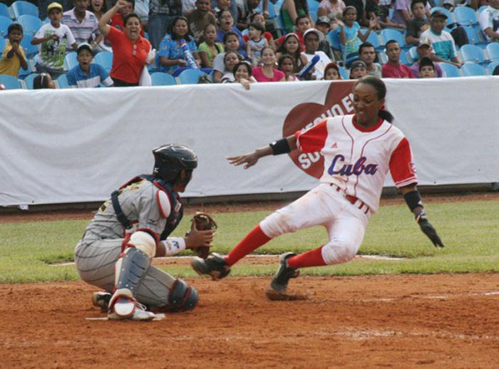 IV Mundial Femenino de Beisbol, en Venezuela. Juego Cuba vs. Japón. Beisbol femenino