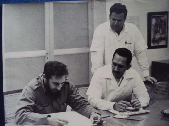 El Comandante en Jefe Fidel Castro en una de sus habituales visitas al CNIC