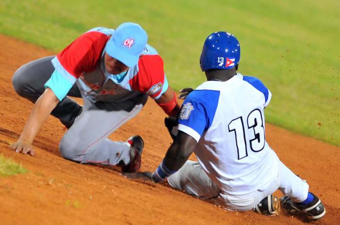 Serie Nacional 54 Equipo Ciego de Avila Jugada 2da base RUBEN VALDES EXPOSITO CA y JUAN CARLOS TORRIENTE NÚÑEZ 