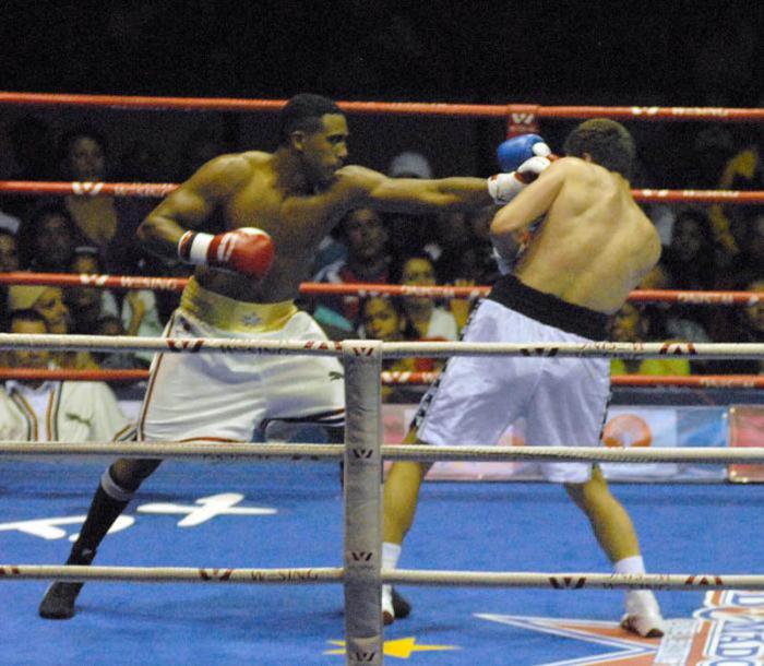 V Serie Mundial de Boxeo,combate de 75 kg entre Arlen López de Cuba y Maxim Gazizov de Rusia.