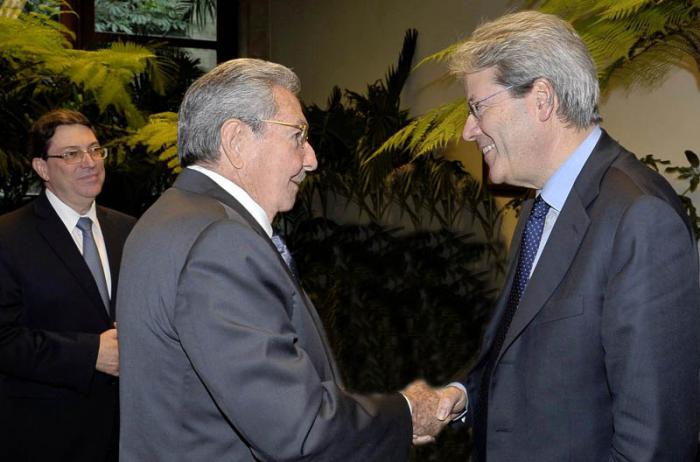 Raúl Castro con Canciller de la República Italiana.