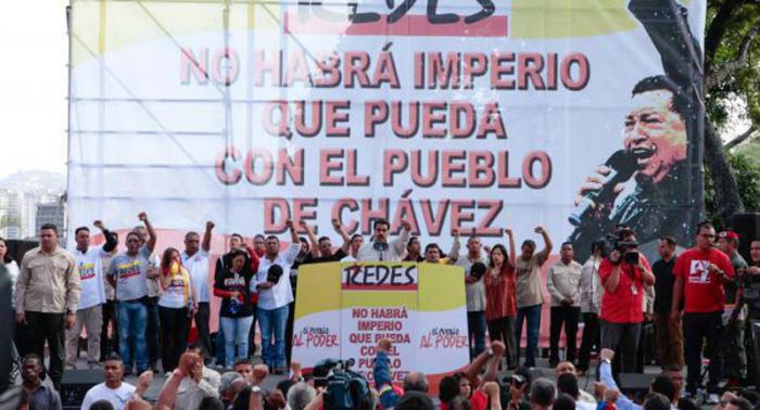 Maduro recibe al pueblo a las afueras del Palacio de Miraflores