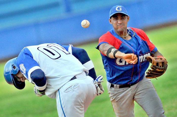 Serie Nacional 54 IND-GRA Jugada en 2da base Yuliesky Gurriel Out Adrian Moreno