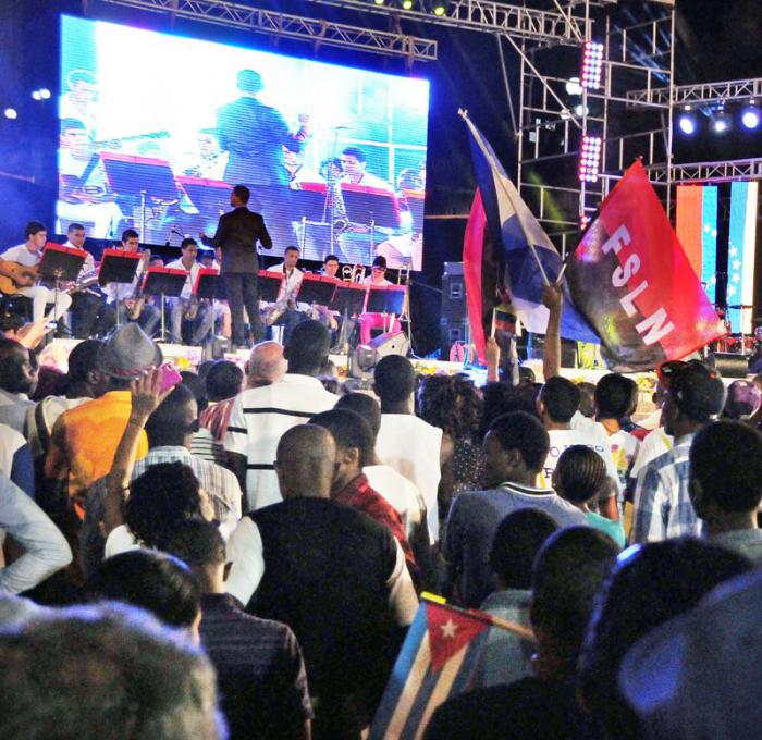 Concierto de Jóvenes artitas cubanos En apoyo al pueblo y Gobierno bolivarianos y por la paz, la justicia y la unidad latinoamericana, en la Universidad de la Habana.