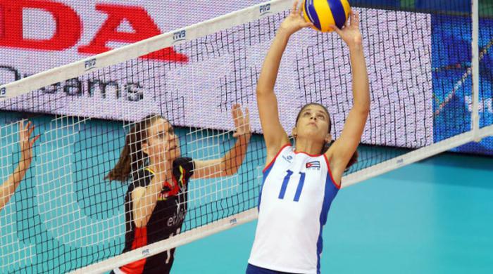 Gretell Elena Moreno Borrero sets a ball