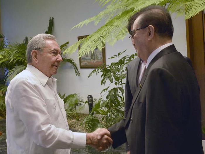 El presidente cubano Raúl Castro recibe a Ri Su Yong, ministro de Relaciones Exteriores de la República Popular Democrática de Corea.