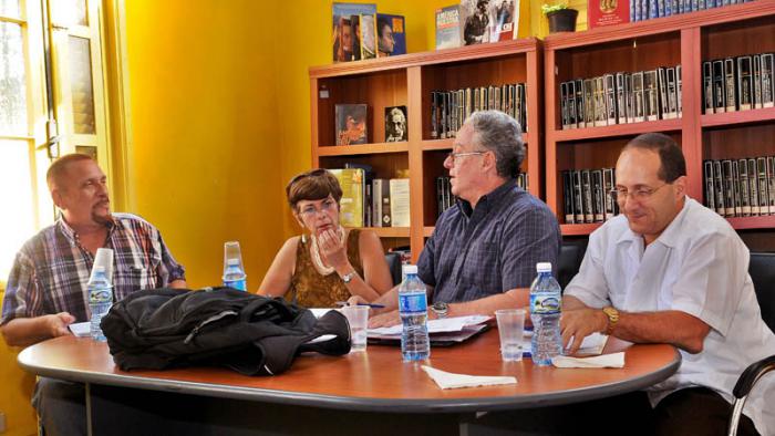 Foro de la sociedad civil cubana “Pensando América “ en la casa del Alba, Grupo 4 Grupo 4 Migración y Seguridad Panel Compuesto por: de izquierda a derecha Leide E. Rodríguez Hernández (mov. por la Paz), Luís René Fernández (mov. Por la Paz), Ileana Sorolla Fernández (Universidad de La Habana)