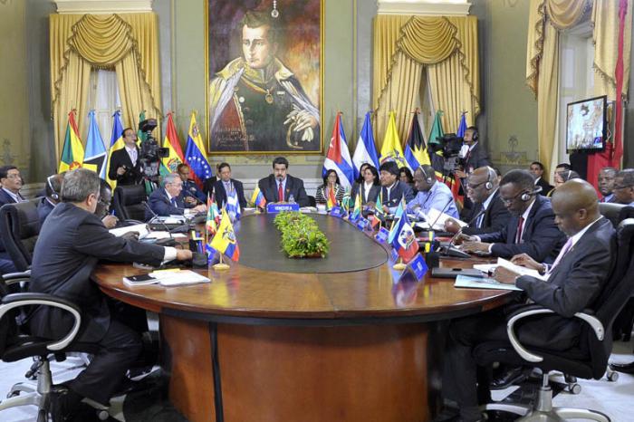 Raúl en Cumbre ALBA en Caracas