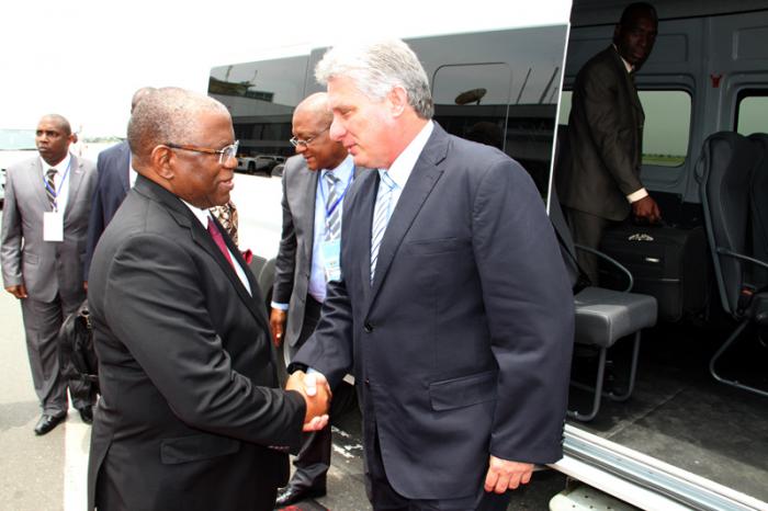 El primer vicepresidente de los Consejos de Estado y de Ministros de Cuba, Miguel Díaz-Canel es recibido por el ministro angoleño de Relaciones Exteriores, Georges Chicoty. Luanda