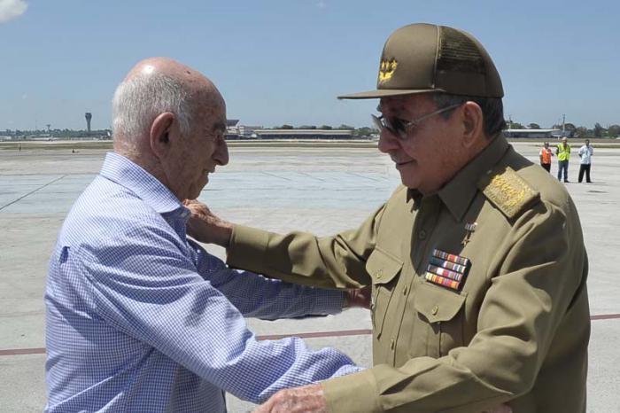 El presidente cubano Raúl Castro es recibido por el primer vicepresidente, José Ramón Machado Ventura, a su regreso a La Habana procedente de la Cumbre Extraordinaria del ALBA efectuada en Caracas, Venezuela.