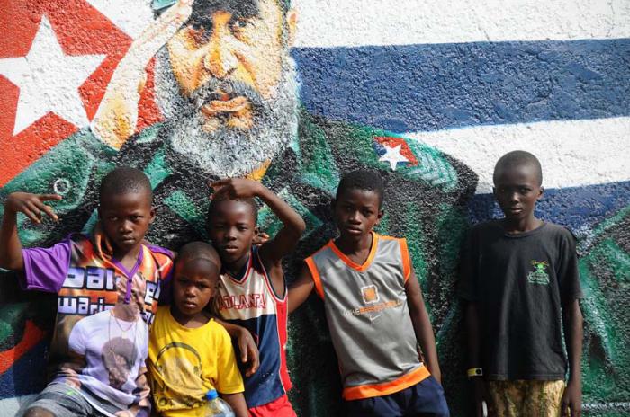 Mural que recuerda la presencia de Fidel en el Hotel Compañero en Sierra Leona