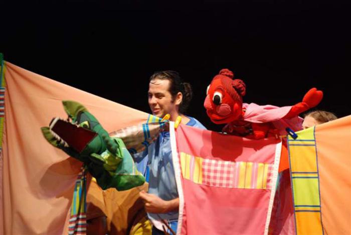 Caperucita roja rojita, obra del grupo de teatro papalote