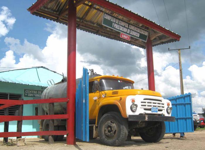 En presencia del productor se realizan las pruebas de aceptación-rechazo de la leche por parte del técnico de laboratorio