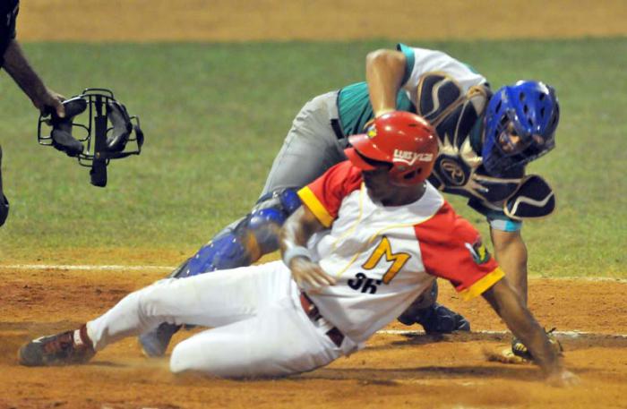 Beisbol.Semi F MTZ vs Isla jugada en home Luis yander la Ho anota la 3ra carrera de matz.