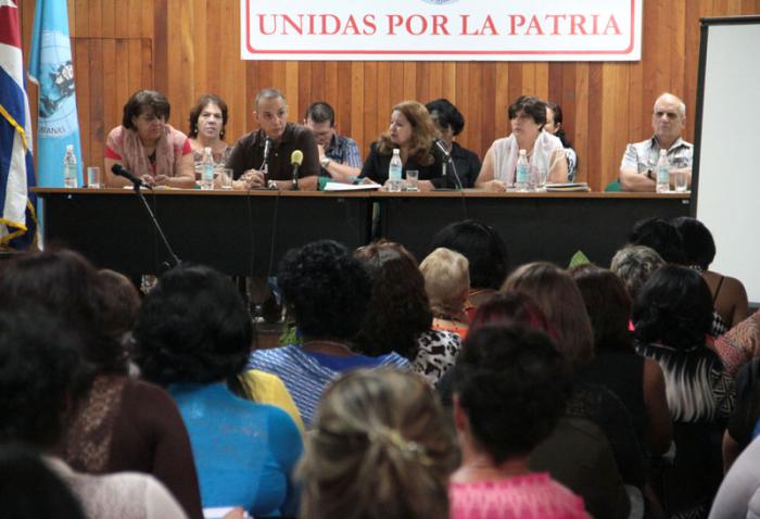 Pleno del Comité Nacional de la FMC. Antonio Guerrero, Héroe de la República de Cuba, recibe reconocimiento en nombre de las federadas cubanas. Preside el Pleno, Teresa Amarelle Baúe, secretaria general de la FMC, Olga Lidia Tapia, miembro del secretariado del CCPCC.