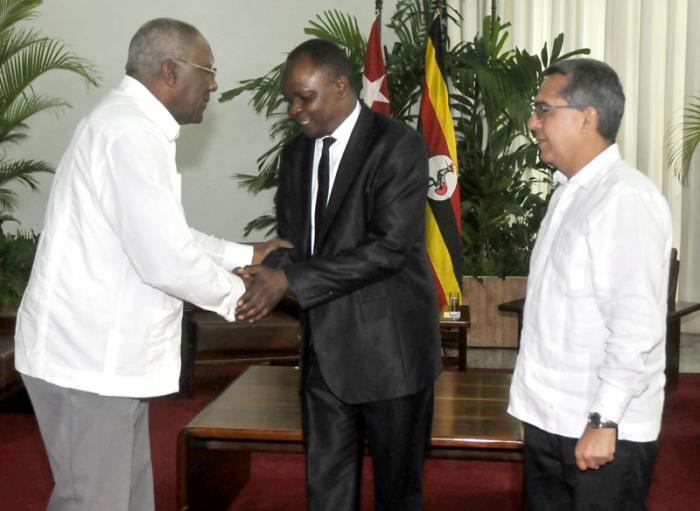 El Vicepresidente del Consejo de Estado, Salvador Valdés Mesa, acompañado por Marcelino Medina González, Viceministro Primero del Ministerio de Relaciones Exteriores, recibió en audiencia solemne, en la mañana de este miércoles 25 de marzo, al Excmo. Sr.John Chrysostom Alintuma Nasambu embajador de la República de Uganda.
Al concluir la ceremonia depositó una ofrenda floral ante el Monumento a José Martí, en la plaza de la revolución.
