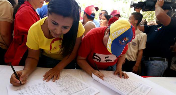 El pueblo respalda a la Revolución Bolivariana con su firma.