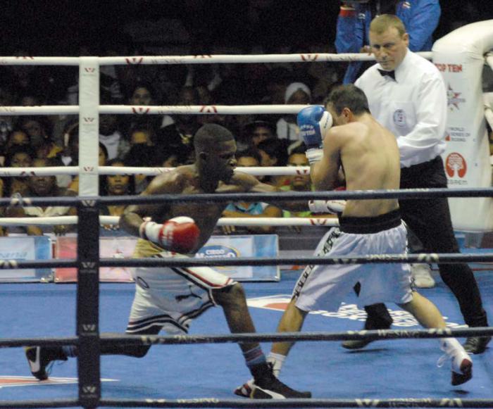 V Serie Mundial de Boxeo,combate de 64 kg entre Yasnier Toledo  de Cuba y Avak Uzlian de Rusia.