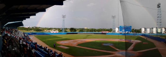 En una laguna se convirtió el parque José Ramón Cepero de Ciego de Ávila después del diluvio sabatino. Play Off 54 Serie de Béisbol