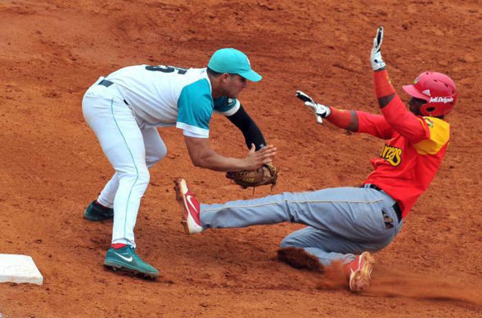 54 Serie Nacional de Beisbol. Semi Final -  Matanzas vs La Isla- jugada en 2da base para ilustrar 4to juego victoria de isla 8 x 5