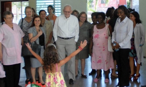 Niños cubanos con representante de la Unicef