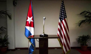 Banderas de Cuba y Estados Unidos en la segunda ronda de conversaciones.