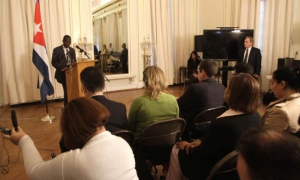 Pedro Luis Pedroso, subdirector general de asuntos multiraterales y de derecho internacional de la cancilleria cubana en rueda de prensa en la Mision diplomatica de Cuba en Washington. Foto: Ismael Francisco/Cubadebate.