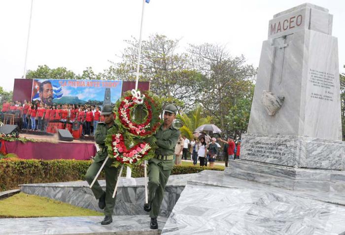 Ofrenda floral al general Antonio Maceo, en nombre del pueblo cubano. 