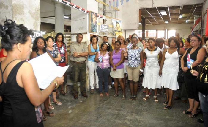 Acto de efectuado en la tienda la Cerámica, de trabajadores cuentapropistas de comercio en apoyo a la proclama de la CTC con vista al 1ro de Mayo y la firmas de reafirmación al gobierno bolivariano de Venezuela.