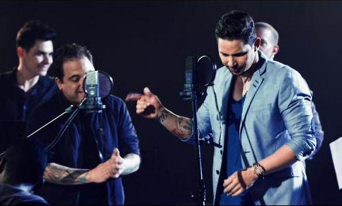 el trovador cienfueguero Nelson Valdés, a dúo con el cantante Leoni Torres