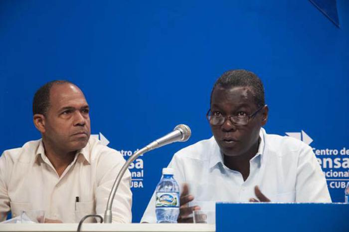 Pedro Luis Pedroso Cuesta (D), Subdirector General de la Dirección de Asuntos Multilaterales y Derecho Ineternacional del Ministerio de Relaciones Exteriores (Minrex), junto a Luis Amoros, Jefe del Departamento de Asuntos Sociales del Minrex