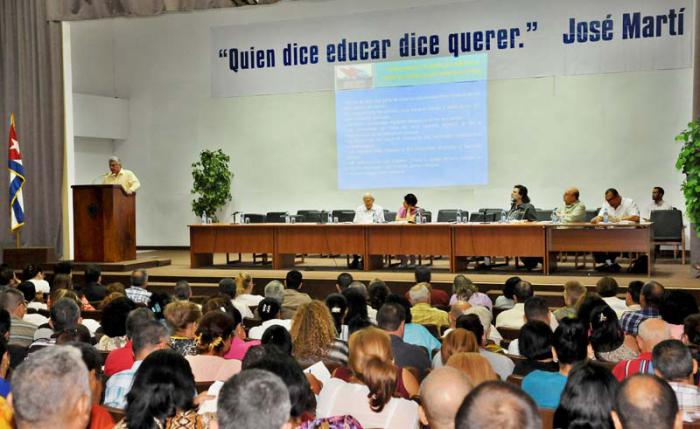 Seminario Nacional sobre inicio del curso escolar 2015 2016 en el teatro del Ministerio de la Agricultura con la Presencia del 1er Vicepresidente de los Consejos de estado y de Ministros Miguel Díaz Canel Bermúdez, la Ministra de Educación Ena Elsa Velázquez, Abel Prieto Gimenez Asesor del Presidente, José Ramón Fernández Asesor del Presidente  y Miguel Barnet Presidente de la UNEAC.