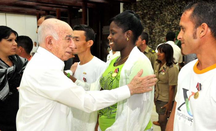 José Ramón Machado Ventura,Segundo Secretario del Comité Central Partido, entrega la Bandera de Honor UJC y Condecoraciones Estatales.