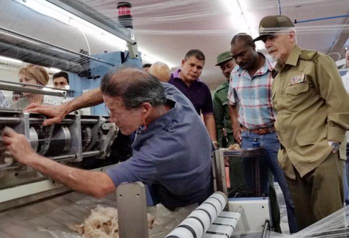En la Textilera Desembarco del Granma, Ramiro Valdés observó el proceso de producción de la gasa quirúrgica.