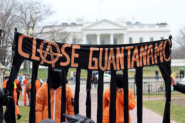 Se han reportado cientos de denuncias sobre torturas y malos tratos en la cárcel en la ilegal Base Naval de Guantánamo.