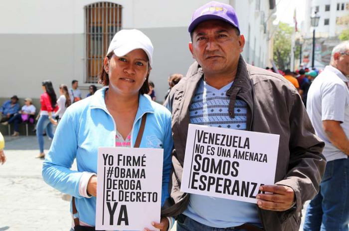 Esta es una de las fotos que acompaña la etiqueta #ObamaDerogaElDecretoYa en las redes sociales. 