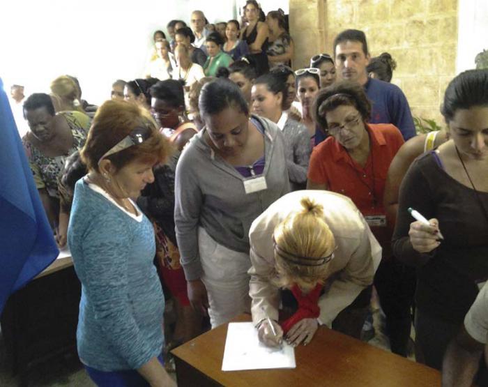 Por toda la geografía cubana se multiplican las firmas del apoyo incondicional del pueblo a Venezuela. 