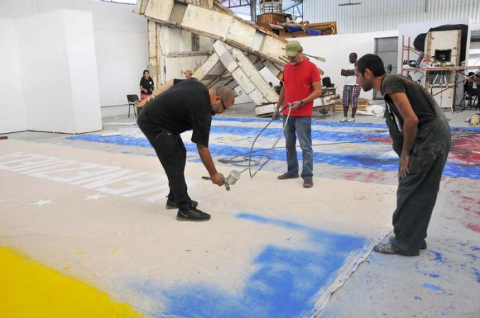 Preparación de una acción plástica en el Estudio de Alexis Leyva Machado, Kacho, artista plástico, ubicado en calle 9na y 120, en el reparto El Romerillo en Playa, la cual se  llevará a Panamá para la Cumbre de los Pueblos.