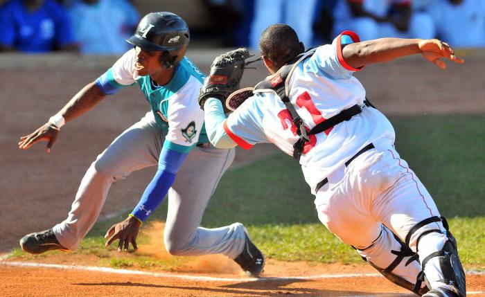 Final Beisbol Isla vs Ciego q gana el 2dor juego 6 x 4 la isla jugada en home alfredo rodriguez anota carrera x la isla