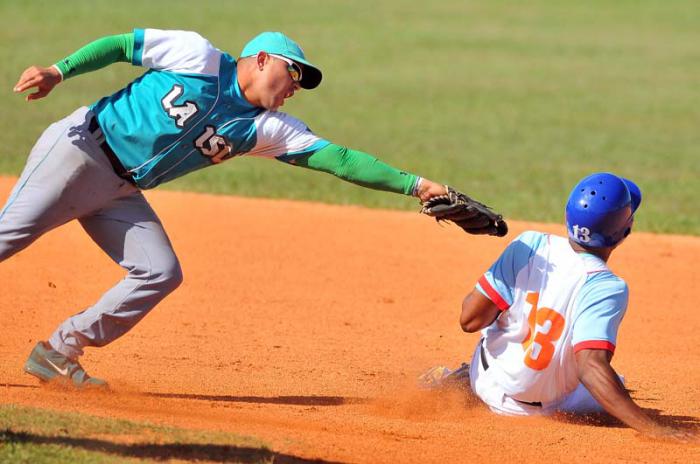 Final Beisbol Isla vs Ciego q gana el 2dor juego 6 x 4 la isla jugada en 2da base fiss roba la base
