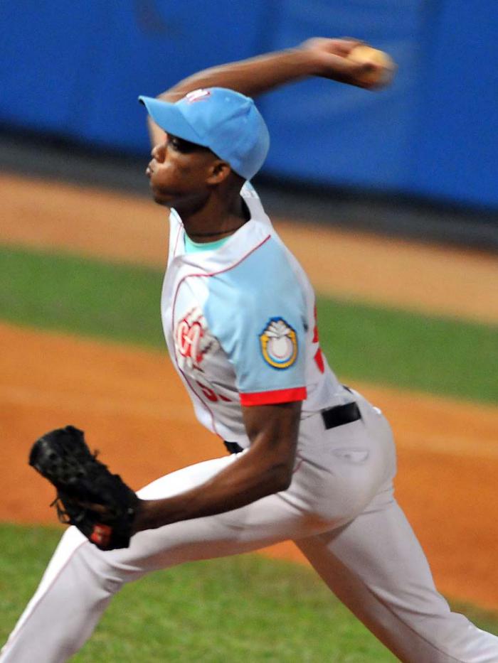 Final Beisbol Isla vs Ciego q gana el 2dor juego 6 x 4 la isla fotos de ambiente Yunier Cano