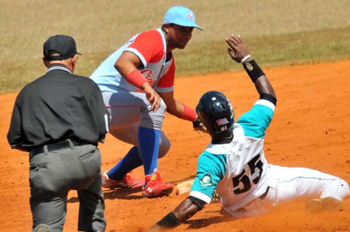 Final Beisbol Isla vs Ciego q gana el 3ser juego gana ciego 5 x 2 jugada en 2da base  Julio Pablo Martinez