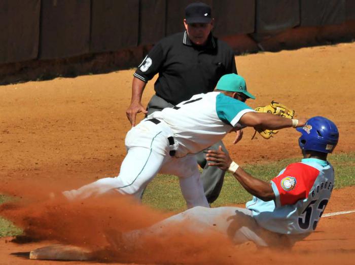 Final Beisbol Isla vs Ciego q gana el 3ser juego gana ciego 5 x 2 jugada en 3da base