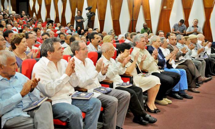 Acto por el 30 Aniversario del libro Fidel y la Religión y el primer encuentro con religioso en Cuba preside el acto el 1er Vicepresidente de los consejos y Ministros Miguel Díaz Canel Bermúdez y el Fraile Dominico Fray Betto en el teatro del Ministerio de Comunicaciones.