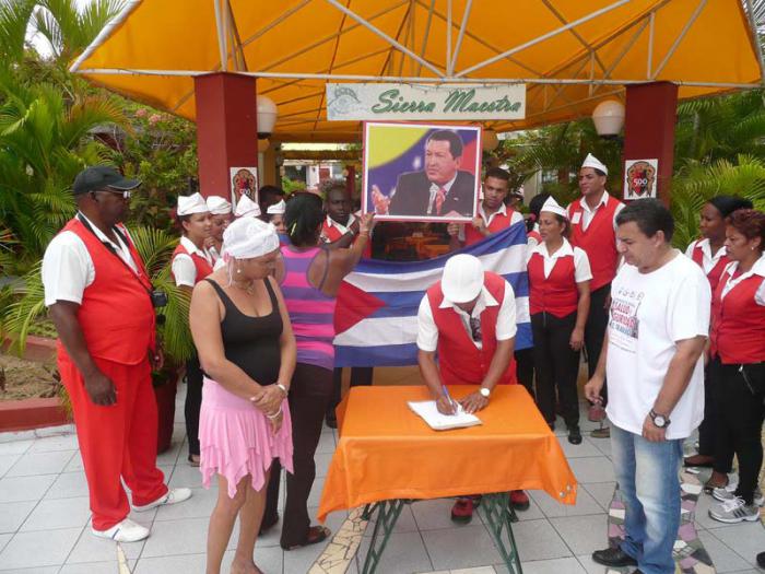 Firmas en apoyo a Venezuela, tras las agresiones del gobierno de Estados Unidos en el  Coppelia.