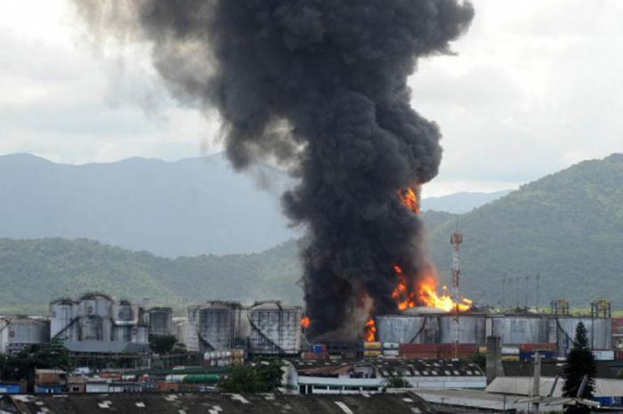Incendio en puerto de Brasil