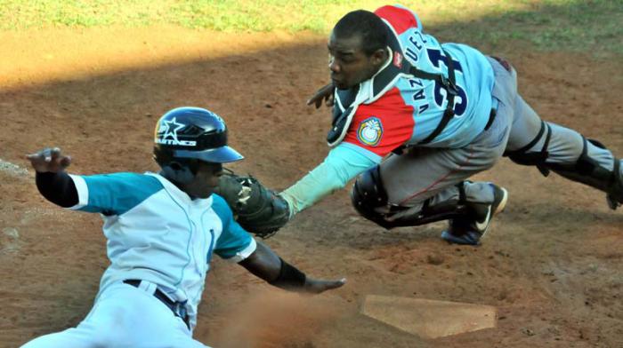 Final Beisbol Isla vs Ciego 4to juego gana la isla 7 x 6 carrera anotada en home x julio Pablo Martinez