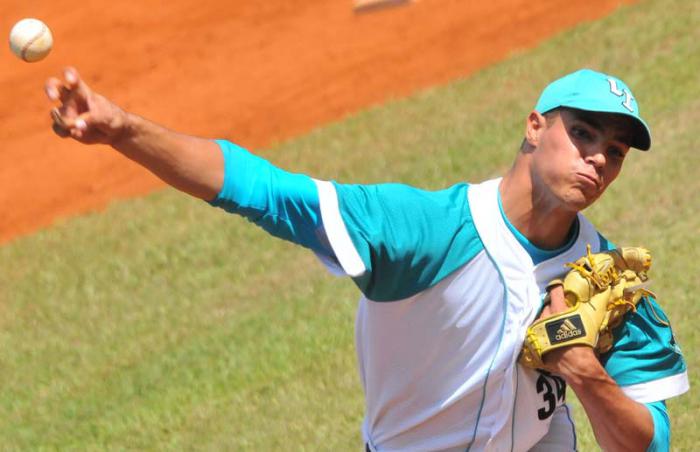 Final Beisbol Isla vs Ciego 4to juego gana la isla 7 x 6 carrera anotada en home x julio Pablo Martinez, Hector Mendoza
