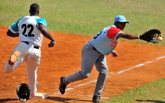 Final Beisbol Isla vs Ciego 4to juego gana la isla 7 x 6 jugada en 1mera